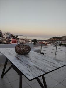 帕蒂迪里奥Ifigenia Studios的屋顶上带篮子的木桌