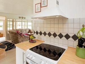 Kuchyň nebo kuchyňský kout v ubytování Holiday home Hals IX