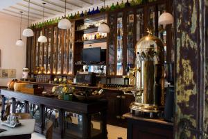 a bar in a restaurant with a counter and aperature at Resort Fazenda 3 Pinheiros in Engenheiro Passos