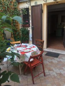 una mesa y sillas en un patio con mesa en B&B Monte Donato, en Bolonia