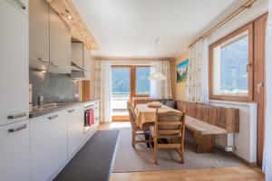 Kuchyňa alebo kuchynka v ubytovaní Art-Apartments Kartnaller superior