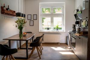 a kitchen with a table and chairs and a window at 4 Sterne Ferienwohnung , 65 qm in Quedlinburg