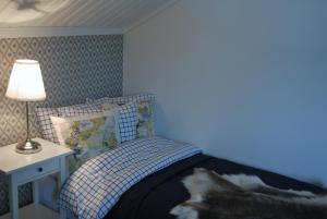 1 dormitorio con 1 cama y 1 lámpara en una mesa en Våffelcafé Bed & Breakfast, en Dannäs