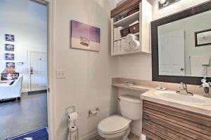 une salle de bain blanche avec toilettes et lavabo dans l'établissement Resort-Style Condo with Pool 6 Mi to Magic Kingdom, à Kissimmee 22 autres photos
