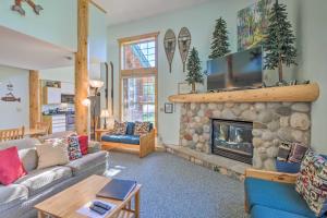 uma sala de estar com lareira e uma televisão por cima em Peaceful Leadville Retreat with Covered Deck! em Leadville