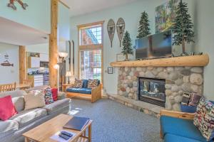 Χώρος καθιστικού στο 6 Mi to Turquoise Lake Retreat with Covered Deck!