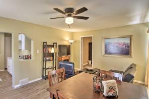 Χώρος καθιστικού στο Royal Oak Hideaway 15 Mi to Downtown Detroit!