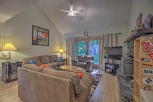 a living room with a couch and a tv at Rustic Waitsfield Condo about 1 Mi to Hike and Ski! in Waitsfield