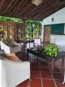 - un salon avec une table et des chaises dans l'établissement Villa de las Palmas de Rozo Palmira, à Rozo