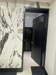 a bathroom with a black and white marble wall at MUSE Boutique Hotel in Enugu