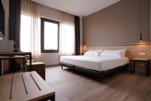 a hotel room with a bed and a desk at Hotel Bodega FyA - GRUPO PIÉROLA in Navarrete