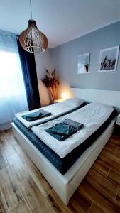 um quarto com uma cama grande num quarto em Monti em Mosty