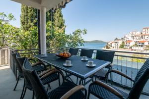 a table on the balcony with a bowl of fruit at Apartments Sara & Leon in Neum