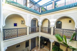 einen Innenhof eines Gebäudes mit einer Glasdecke in der Unterkunft Riad Beldi in Marrakesch