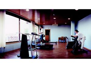 two men exercising in a room with machines at Casa Antiga Do Monte in Lestrove