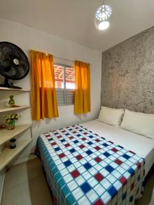 ein Schlafzimmer mit einem Bett und einem Fenster in der Unterkunft Casa Maragogi in Maragogi