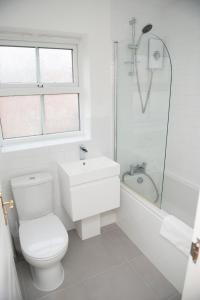 Bathroom sa A Cosy House Sleeps 7 FREE PARKING Close To The NEC and BHX Airport Three Bedroom House By Be More Homely Serviced Accommodation & Apartments