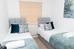En eller flere senge i et værelse på A Cosy House Sleeps 7 FREE PARKING Close To The NEC and BHX Airport Three Bedroom House By Be More Homely Serviced Accommodation & Apartments