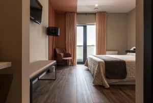 pokój hotelowy z łóżkiem i oknem w obiekcie Solarena Bistrot w mieście Barreiros