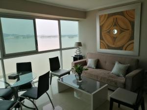 un soggiorno con divano e tavolo di River View Suites Guayaquil a Guayaquil