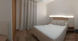Posteľ alebo postele v izbe v ubytovaní Apartamentos El Arenal