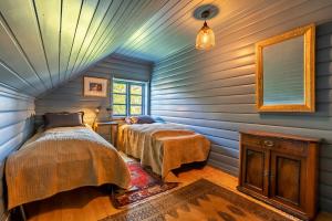Katil atau katil-katil dalam bilik di Villa Borgvåg - A unique Seafront Villa in the heart of Lofoten