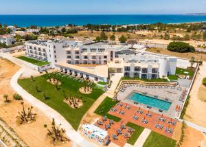 uma vista aérea de um resort com uma piscina em Regency Salgados Hotel & Spa em Albufeira