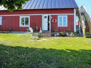 uma casa vermelha com um telhado de gambrel vermelho em 6 person holiday home in S LVESBORG em Sölvesborg