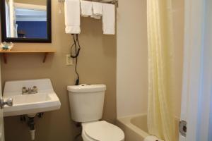 Ett badrum på Claremont Motor Lodge