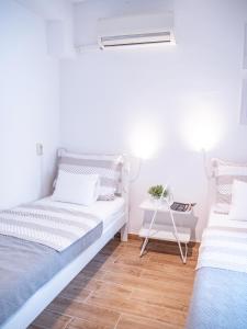 sypialnia z dwoma łóżkami i oknem w obiekcie Charming Pinna Studio w Hvarze