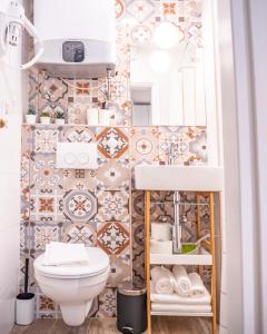łazienka z toaletą i ścianą wyłożoną kafelkami w obiekcie Charming Pinna Studio w Hvarze