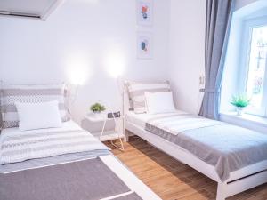 sypialnia z dwoma łóżkami i oknem w obiekcie Charming Pinna Studio w Hvarze +13 zdjęć