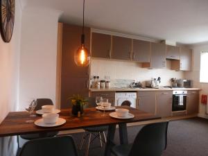 Kuchyň nebo kuchyňský kout v ubytování Sun Gardens Luxe 2 Bed 2 Bath Apartment