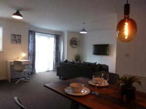Posezení v ubytování Sun Gardens Luxe 2 Bed 2 Bath Apartment