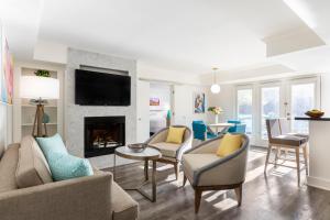 A seating area at Margaritaville Resort Palm Springs