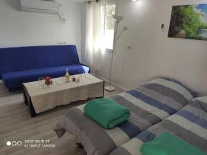 Tempat tidur dalam kamar di גני התניא