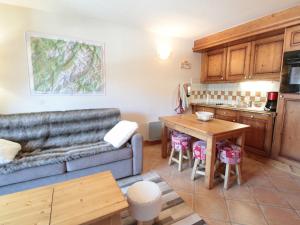 ein Wohnzimmer mit einem Sofa und einem Tisch in der Unterkunft Appartement Les Carroz d'Arâches, 3 pièces, 6 personnes - FR-1-572-242 in Les Carroz d'Araches