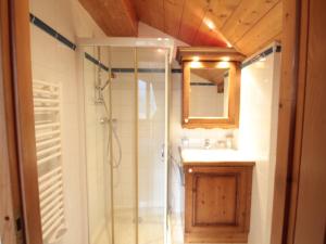 een badkamer met een douche en een wastafel bij Appartement Les Carroz d'Arâches, 4 pièces, 6 personnes - FR-1-572-241 in Les Carroz d'Araches