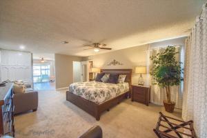 Ένα ή περισσότερα κρεβάτια σε δωμάτιο στο Our Lake View CL 1683