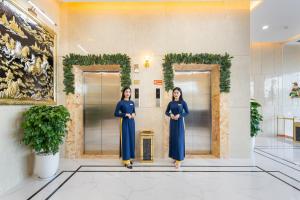 Členové personálu v ubytování Avenis Hotel