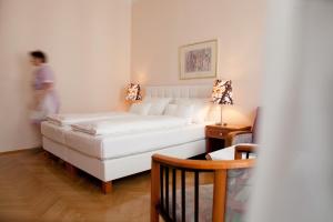Łóżko lub łóżka w pokoju w obiekcie Hotel Schwalbe