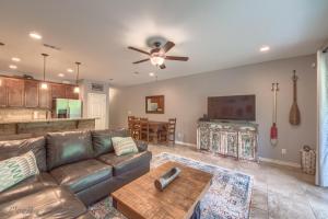 una sala de estar con un sofá y una mesa en RG 105 Rio Refuge, en Canyon Lake