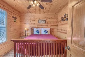 Postel nebo postele na pokoji v ubytování RR 9122WC Wine Cup Cabin