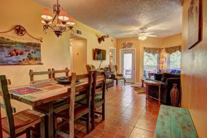 TV a/nebo společenská místnost v ubytování Comal Corral IC 110