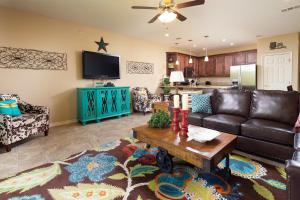una sala de estar con un sofá y una mesa en Happy Cow Condo RG 108, en Canyon Lake