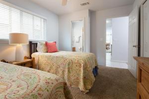 ein Schlafzimmer mit zwei Betten und einem Fenster in der Unterkunft Urban Bungalow WW C301 in New Braunfels + 18 Fotos