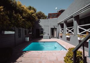 Bazén v ubytování Rondebosch Luxury Living nebo v jeho okolí