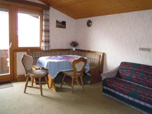 Habitación con mesa, sillas y sofá en Ferienhaus Resinger, en Matrei in Osttirol