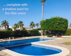 Zdjęcie z galerii obiektu 4 Bed 3 Bath Villa Sleeps 8, Pool Wifi Tv Close to Beach Restaurants and Shops w mieście Los Alcázares