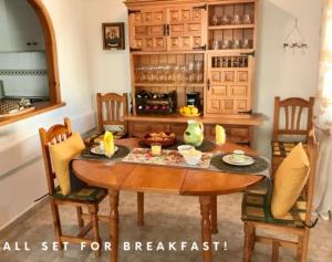 Zdjęcie z galerii obiektu 4 Bed 3 Bath Villa Sleeps 8, Pool Wifi Tv Close to Beach Restaurants and Shops w mieście Los Alcázares